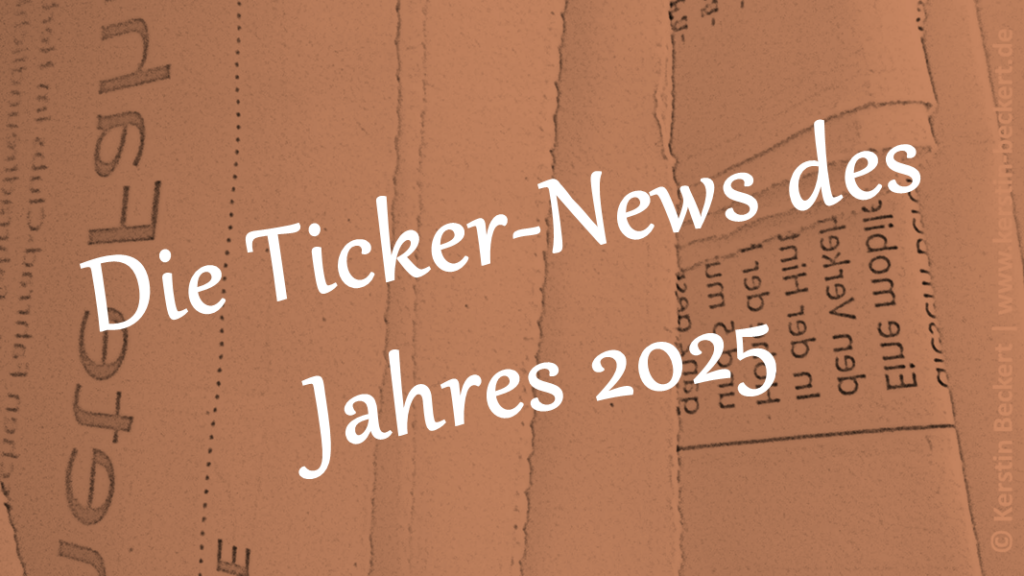 Mittelbraun eingefärbter Zeitungsstapel im Hintergrund. Text: Ticker-News des Jahres 2025.